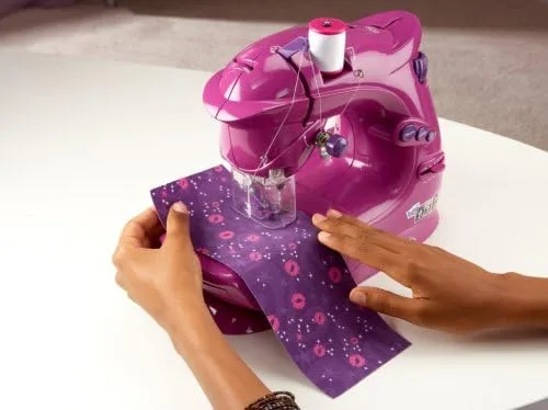 Vista 2 de Bratz diseña tu propia máquina de coser (Edición 2)