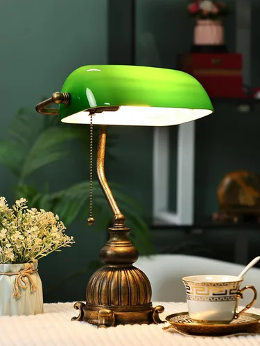 Vista 3 de Lámpara de escritorio retro de cristal verde Bankers, bombilla LED
