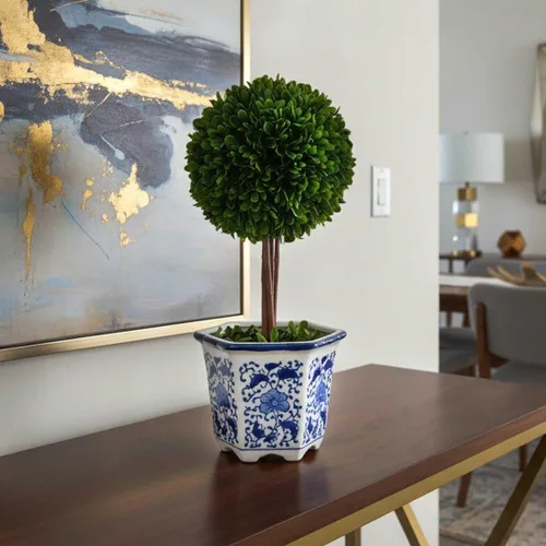 Vista 11 de Galt International Árbol topiario de bola de boj preservado naturalmente en maceta redonda de cerámica pintada a mano azul y blanca – Decoración
