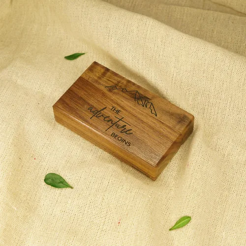 Vista 3 de Tinnberlohas Caja de madera para anillos Caja de anillo doble delgada grabada para ceremonia de boda, propuesta de compromiso, ideas de regalo