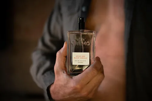 Vista 4 de Cremo Colonia para hombre, especias y vainilla negra, 3.4 onzas líquidas