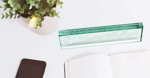 Vista 5 de PlaqueMaker Placa de identificación para escritorios, placa de identificación de vidrio grabada a medida, decoración de oficina (jade) 8 x 2