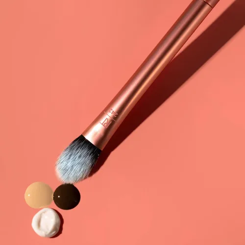 Vista 5 de Real Techniques Cepillo de maquillaje corrector iluminador, cepillo viral de pata de gatito oculta debajo de los ojos e imperfecciones, cubre