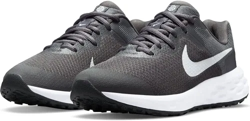 Vista 4 de Nike Revolution 5 - Tenis de correr anchos para mujer