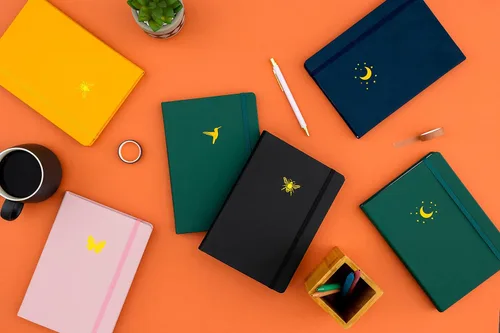 Vista 5 de Yop & Tom Diario rayado A5 - Cuaderno con cubierta de cuero vegano y emblema de abeja - Carbón