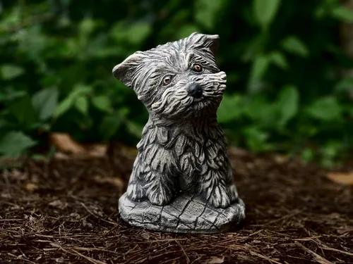Vista 2 de OLOMA Estatua de hormigón hecha a mano, escultura de perro Westie de piedra gris, adorno impermeable para jardín al aire libre, conmemorativo