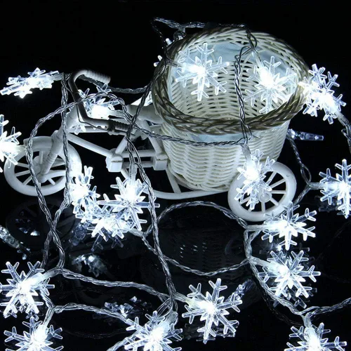 Vista 3 de WesGen - Guirnalda de luces de Navidad, tira de luces de copo de nieve, funciona con pilas, impermeable, 20 pies, 40 luces LED para Navidad, jardín