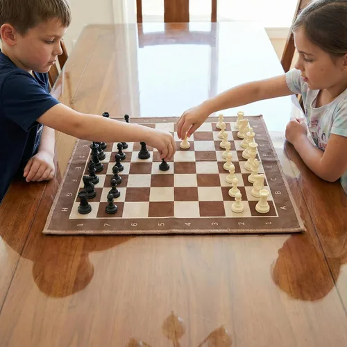 Vista 2 de Juego de ajedrez portátil marrón y blanco, alfombra de ajedrez de tela plegable de 19.7 x 19.7 pulgadas con piezas estilo Staunton de 3 pulgadas