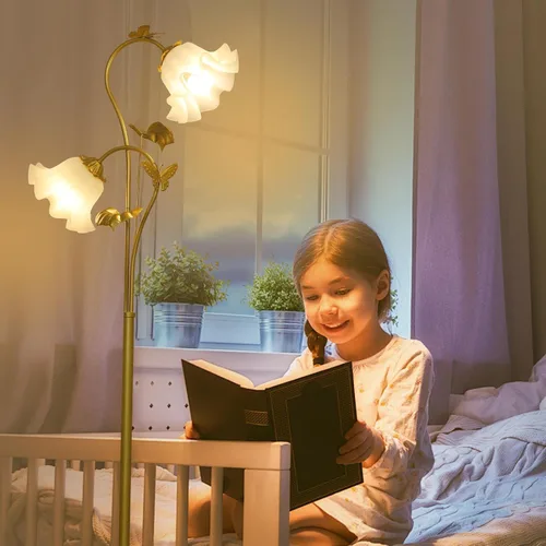 Vista 5 de HMVPL Lámpara de pie dorada para sala de estar, lámpara de pie de flor con 2 bombillas LED de 5 W, interruptor de pie, lámpara alta floral