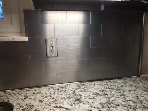 Vista 2 de Art3d 100 piezas de azulejos metálicos autoadhesivos despegar y pegar de acero inoxidable para salpicadera, 3" x 6" estilo subway para salpicadera
