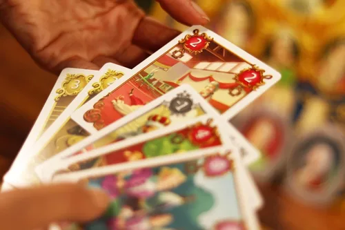 Vista 9 de IELLO: para The King (and Me), juego de mesa de estrategia, un tema cómico que le encantará a toda la familia, mecánica de subastas y colecciones