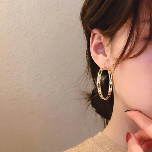 Vista 6 de 1 par de aretes de plata para mujer, aretes populares con forma de C, de aleación de diamante, para niña