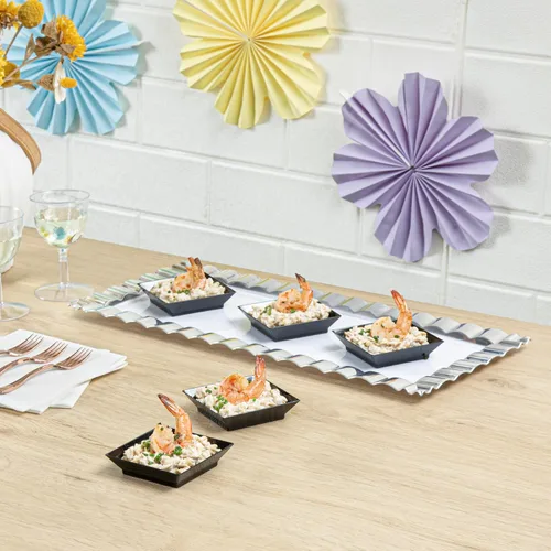 Vista 4 de Restaurantware Mini platos de degustación de 2.5 x 2.5 pulgadas, 100 platos cuadrados desechables de plástico, platos de plástico negro duraderos
