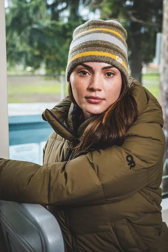 Vista 6 de Outdoor Research Parka de plumón Coze para mujer - Chaqueta con capucha, extra larga de plumón de ganso