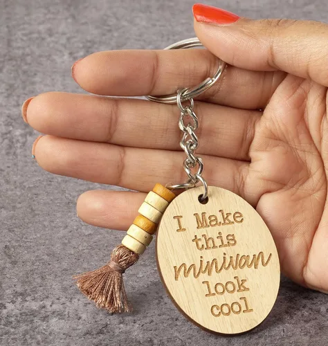 Vista 5 de Inkdotpot Llavero divertido con texto en inglés "I Make This Minivan Look Cool Wood grabado llavero mamá