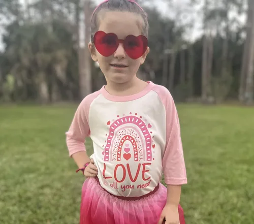 Vista 2 de Camiseta para el día de San Valentín para niñas, diseño de corazón de caramelo, arco iris, para bebés y niñas