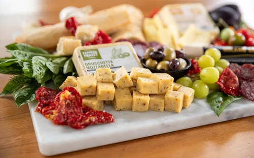 Vista 6 de Farmers Market, Sin gluten, Keto, Paleo, Bajo en sodio, Cero azúcar, Queso de Wisconsin, 1 paquete, Cheddar extra fuerte de Vermont