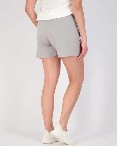 Vista 3 de Real Essentials - Paquete de 4unidades pantalones cortos deportivos para mujer con bolsillos con cremallera (disponible en tallas grandes)