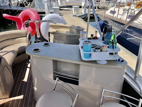 Vista 8 de Docktail Butler - Organizador de mesa para barco, barra portátil montada al vacío con portavasos A - Blanco
