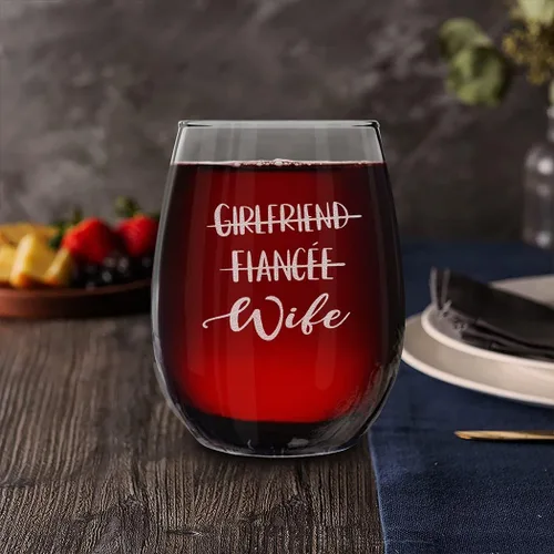 Vista 5 de shop4ever Novio Prometido Marido Novia Prometida Esposa Grabado Cerveza Vaso y Copa de Vino Sin Tallo, Él & Para Ella Set