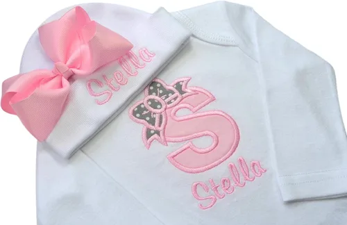 Vista 3 de Bebé niña bordó la única inicial y sombrero de la gorrita tejida a juego con el nombre personalizado rosa y gris punto