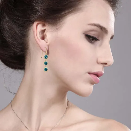 Vista 3 de Gem Stone King Aretes colgantes de 3.3 quilates con 3 piedras redondas de topacio azul Londres de 14 quilates con bisel de oro amarillo de 1