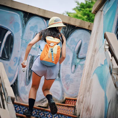 Vista 8 de Mochila plegable, mochila ligera de senderismo para hombres y mujeres, mochila pequeña plegable resistente al agua de 18 litros con diseño de bloque