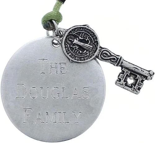 Vista 3 de IMPORTERS DE REGALO DEL PUEBLO Saint Benedict Home Blessing Cuenta con dos medallas de San Benito y crucifijo para protección espiritual
