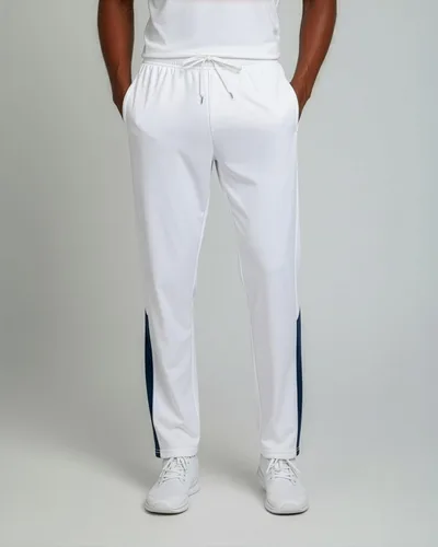 Vista 2 de Real Essentials Paquete de 3 Pantalones deportivos de tricot, informales, deportivos y activos, con parte inferior abierta y bolsillos para hombre