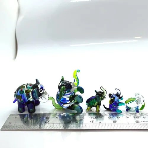 Vista 2 de Figuras en miniatura con diseño de elefante, color negro y verde