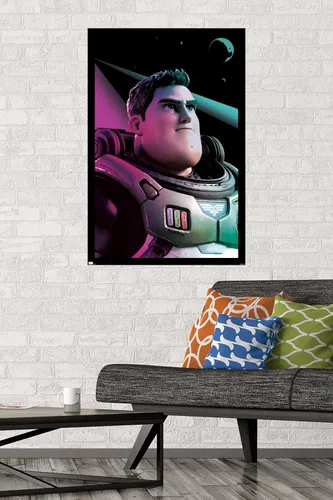 Vista 2 de Disney Pixar Lightyear - Póster de pared Buzz, 34 pulgadas de largo x 22.4 pulgadas de ancho, versión sin marco