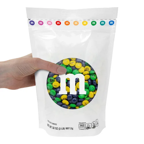 Vista 4 de M&M'S® Brasil Soccer Championship - Caramelos de chocolate a granel, bolsa de 2 libras, caramelos verdes, amarillos y azul oscuro para decoración