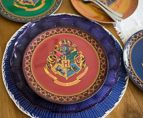 Vista 5 de Silver Buffalo Harry Potter Hogwarts Crest Solid Diamond Pattern Juego de 4 platos de melamina de 10 pulgadas Harry Potter Hogwarts Crest - Juego