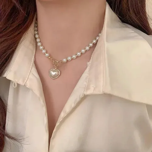Vista 5 de Collar de perlas y corazón para mujer. Diseño de corazón de cristal con perlas blancas artificiales. Ideal para bodas, fiestas o uso casual.