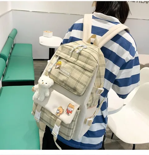 Vista 4 de Juego de 5 mochilas Kawaii de lona con bonitos alfileres colgantes de oso a cuadros, asa a cuadros, bolsa de hombro, Caqui