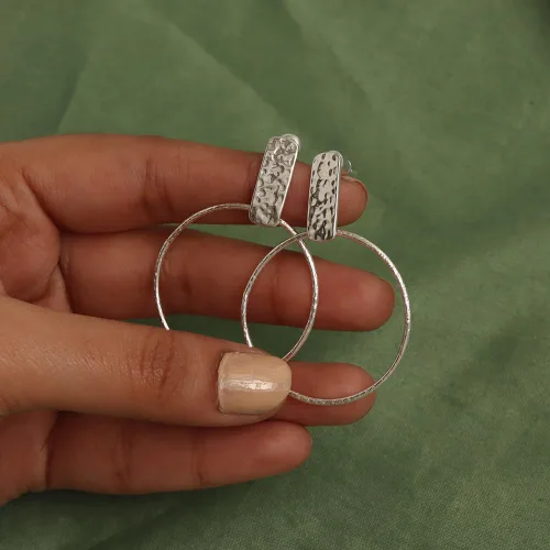 Vista 3 de LeCalla Aretes de plata de ley 925 martillados, ligeros, italianos, clásicos, hechos a mano, texturizados, martillados, colgantes para mujer
