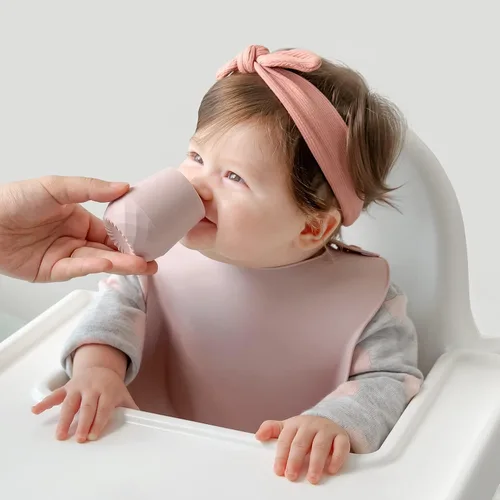 Vista 3 de SAMiGO Tazas de silicona para bebés de 6 a 12 meses, pequeñas tazas abiertas para entrenamiento y beber agua, suministros para el destete guiado por