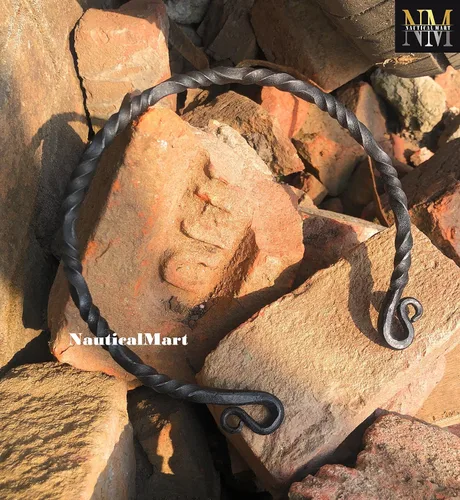 Vista 5 de NauticalMart Collar medieval de hierro tradicional celta torque torque, torque forjado a mano, torc nórdico medieval, cuello auténtico y anillo