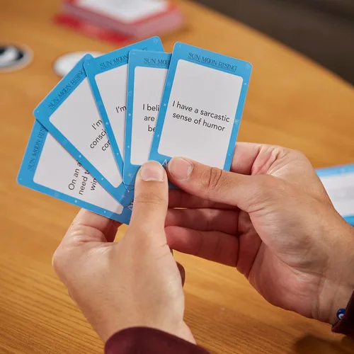 Vista 4 de Hasbro Gaming Juego de cartas de fiesta con temática de astrología para adultos y adolescentes, 3 a 6 jugadores, divertidas actividades de verano