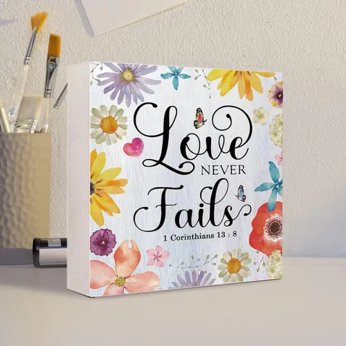 Vista 4 de Letrero de madera con texto en inglés "Love Never Fails" de 1 Corinthians 13:8, letrero de madera con versículo bíblico, decoración de escritorio