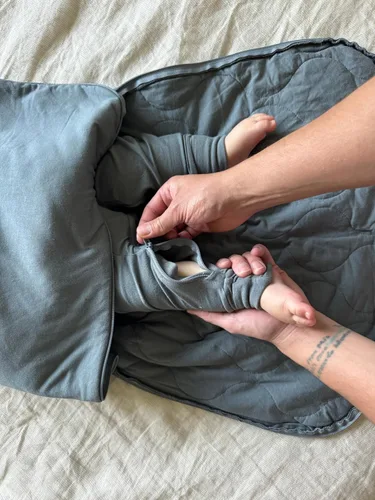 Vista 49 de GUNAMUNA Pijama unisex convertible ultrasuave para bebé, mameluco con cremallera para pañales, recién nacido a 24 meses