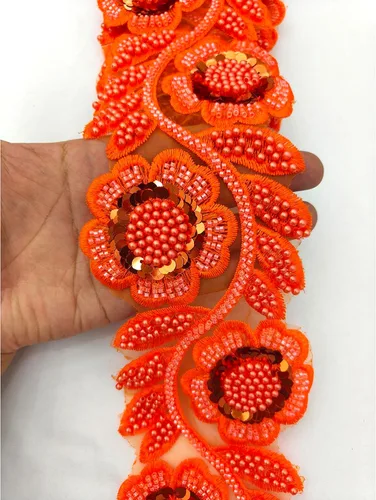 Vista 5 de Elegante ribete de encaje naranja con cuentas, diseño floral con lentejuelas, ideal para realzar el vestido, cuentas plateadas, cristales