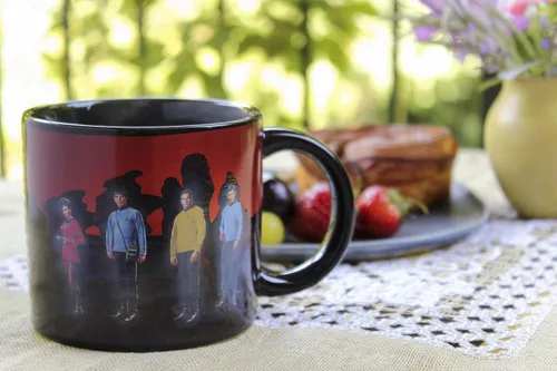 Vista 9 de Taza de café con cambio de color según temperatura con diseño de transportador Star Trek. Añada líquido caliente y Kirk, Spok, McCoy y Uhura