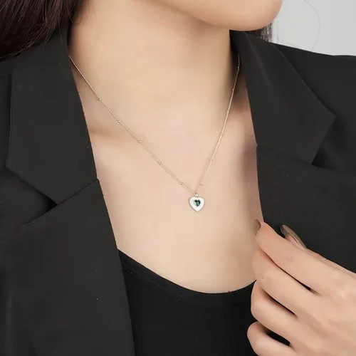 Vista 5 de Collar de clavícula de esmeralda en forma de corazón de oro de 14 quilates, el símbolo perfecto con colgante de esmeralda de amor y devoción