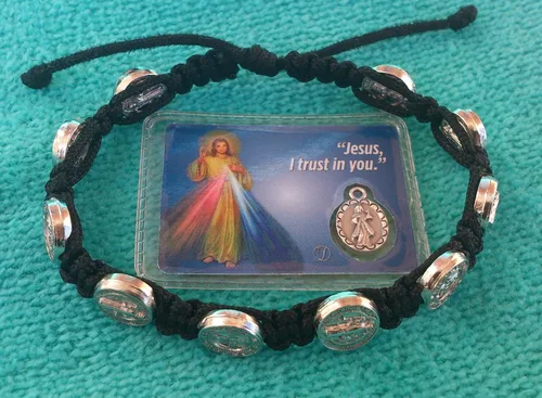 Vista 2 de Medjugorje - Pulsera de San Benito con cordón negro ajustable de Medjugorje + tarjeta sagrada
