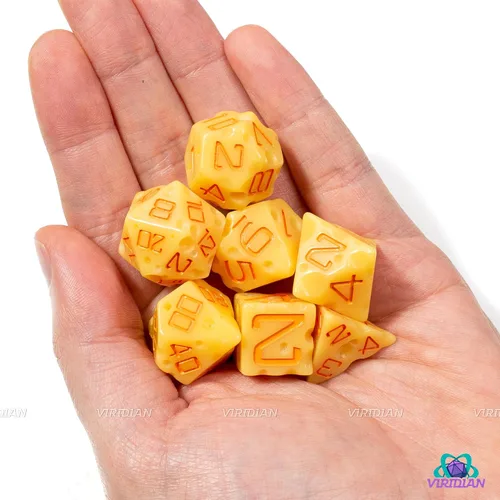 Vista 5 de Juego de dados de queso D&D (color amarillo claro y naranja nachos) con agujeros suizos DND/TTRPG Juego de 7 piezas de resina poliédrica