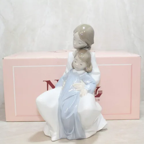 Vista 5 de Lladro Nao - Figura coleccionable de porcelana: Un momento con mamá, 8 3/4 de alto, madre e hija