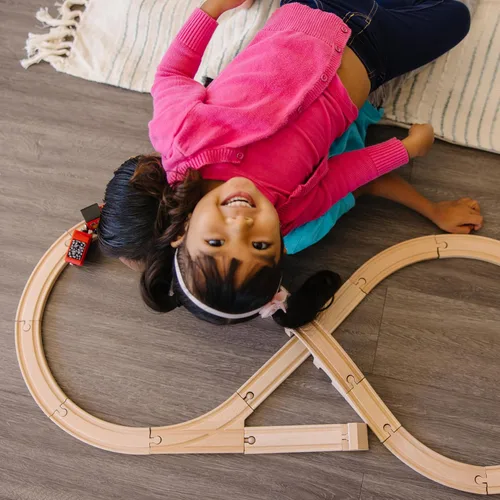 Vista 7 de Set de ocho trenes Melissa & Doug, Figura de madera clásica (22 Piezas)