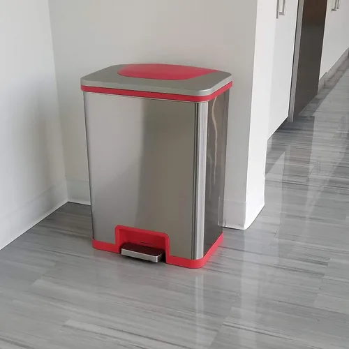 Vista 2 de Halo TapCan - Cubo de basura con sensor de pedal de 13 galones sin esfuerzo con filtro de olor y adaptador de CA, acero inoxidable con borde rojo