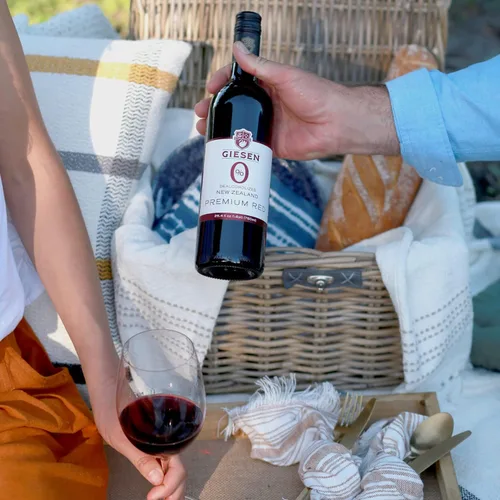 Vista 5 de Giesen 0% rojo premium sin alcohol, Nueva Zelanda, aromas delicados, elaborado con uvas Merlot y Cabernet Franc, 25.4 fl oz